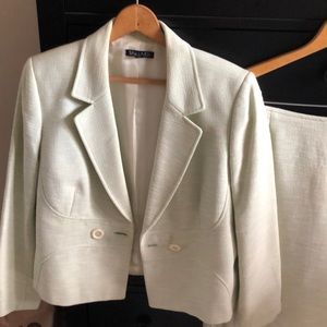 Woman’s to hurry suit size 14 pale green